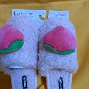 Kensie Cream Fuzzy Slippers